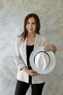 María Vinces con Sombrero de Ecuador en la Casa
